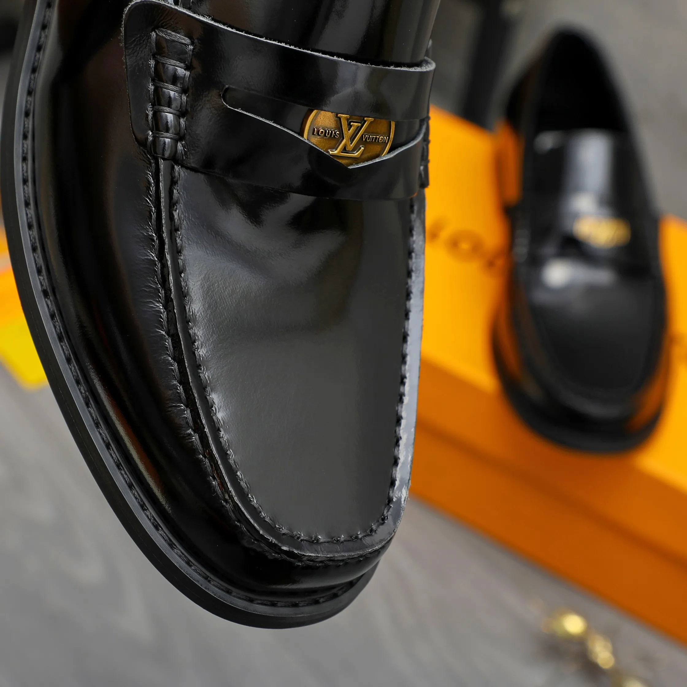 Men's shoes 💰p460 Product trademark: LV (Louis Vuitton) business slip-on leather shoes. Regular size: 38-45 (45 is custom-made and non-returnable) Product materials: Selected high-quality pearlescent cowhide upper, cowhide lining, original rubber outsole